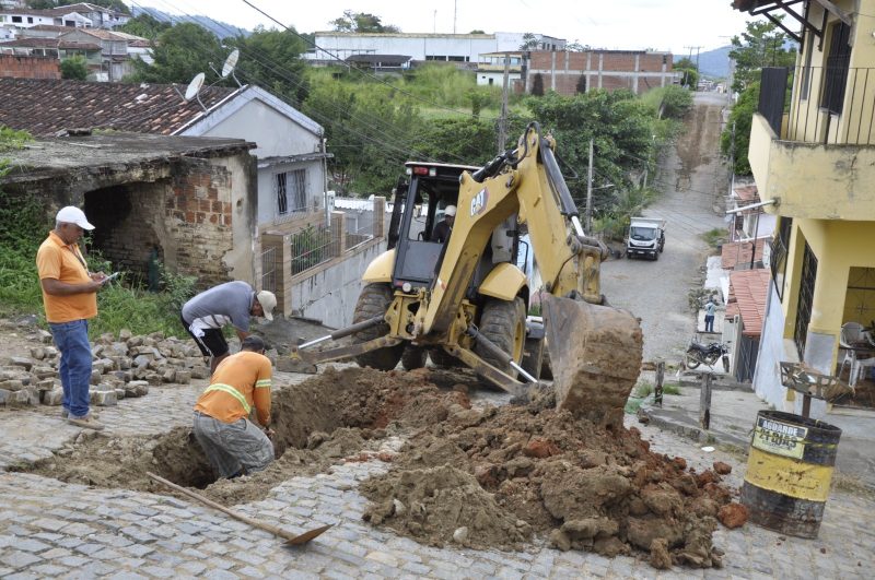 Infraestrutura Realiza Manutenção Em Segundo Trecho Da Rede De Esgoto Da Rua Castro Alves